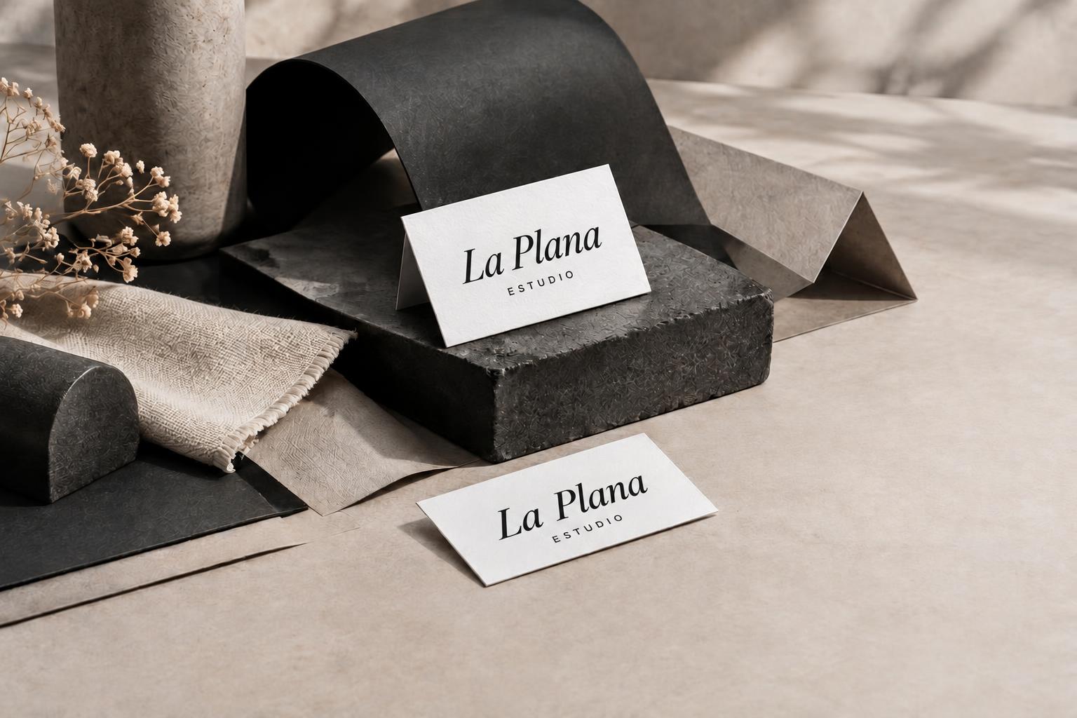 Identidad de marca La Plana Estudio impresa en tarjetas de visita, branding en Castellón